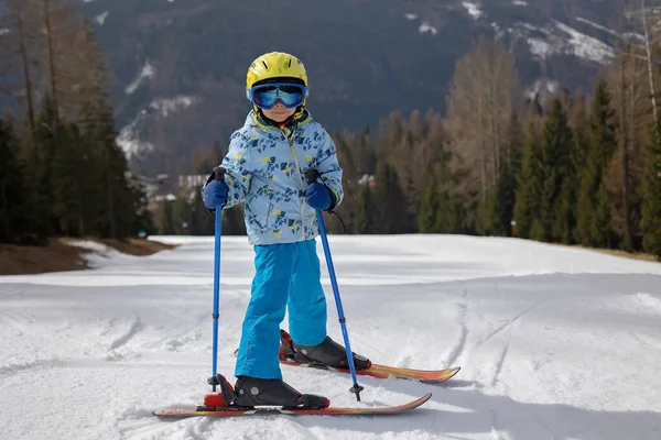 幸せな家族 子供たちとスキー休暇を楽しんで 天気の良い屋外 — ストック写真