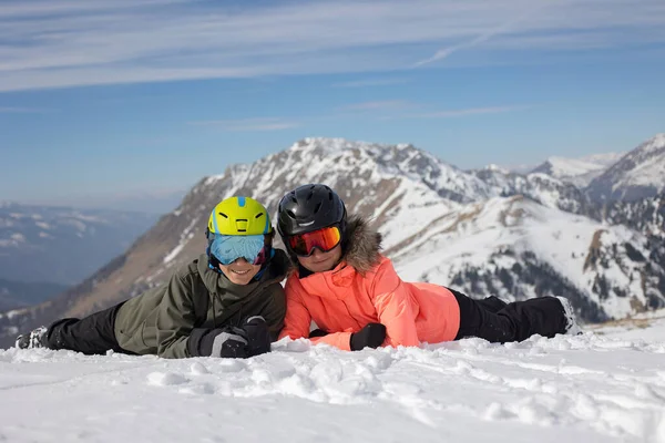 Familia Feliz Disfrutar Vacaciones Esquí Con Los Niños Sol Hermoso — Foto de Stock