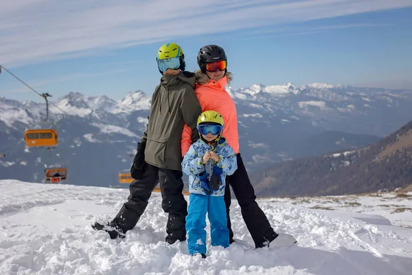 Mutlu Aile Çocuklarla Kayak Tatili Açık Havada Güneşli Güzel Hava — Stok fotoğraf