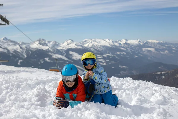 Χαρούμενη Οικογένεια Απολαμβάνοντας Τις Διακοπές Σκι Παιδιά Ηλιόλουστο Όμορφο Καιρό — Φωτογραφία Αρχείου