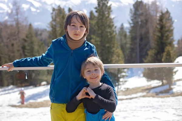 Lycklig Familj Njuter Skidsemester Med Barn Soligt Vackert Väder Utomhus — Stockfoto