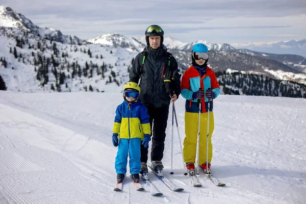 Lycklig Familj Njuter Skidsemester Med Barn Soligt Vackert Väder Utomhus — Stockfoto