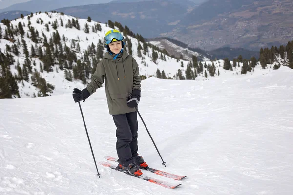 快乐的家庭 与孩子们一起享受滑雪度假 户外阳光灿烂的天气 — 图库照片