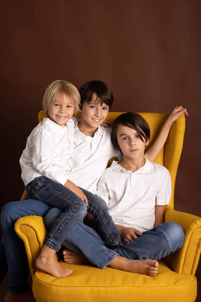 Gyerekek Fiútestvérek Fehér Ingben Alkalmi Ruházat Egy Sárga Karosszéken Ülve — Stock Fotó