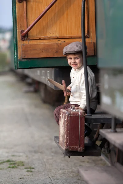2人の男の子は ヴィンテージの服と帽子を着て スーツケースを着て 鉄道駅で — ストック写真