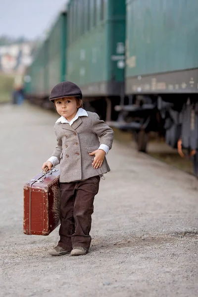 Двоє Хлопчиків Одягнені Старовинний Одяг Капелюх Валізою Залізничній Станції — стокове фото