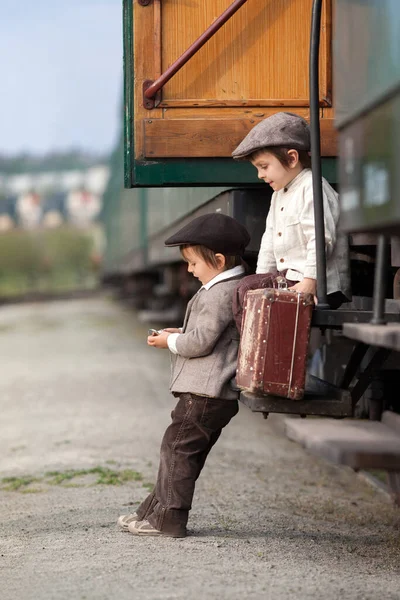 Twee Jongens Gekleed Vintage Kleding Hoed Met Koffer Een Station — Stockfoto