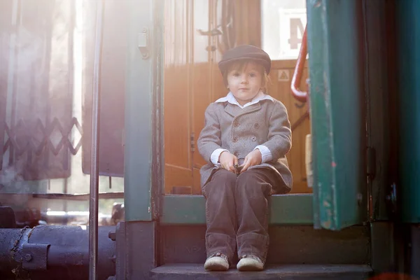 Zwei Jungen Vintage Kleidung Und Hut Mit Koffer Auf Einem — Stockfoto