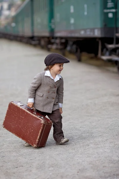 Çocuk Eski Moda Kıyafetler Şapka Giymiş Bavullu Tren Istasyonunda — Stok fotoğraf