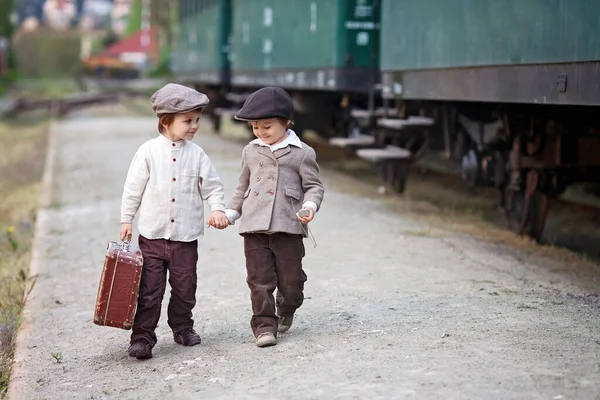 Δύο Αγόρια Ντυμένα Vintage Ρούχα Και Καπέλο Βαλίτσα Σιδηροδρομικό Σταθμό — Φωτογραφία Αρχείου