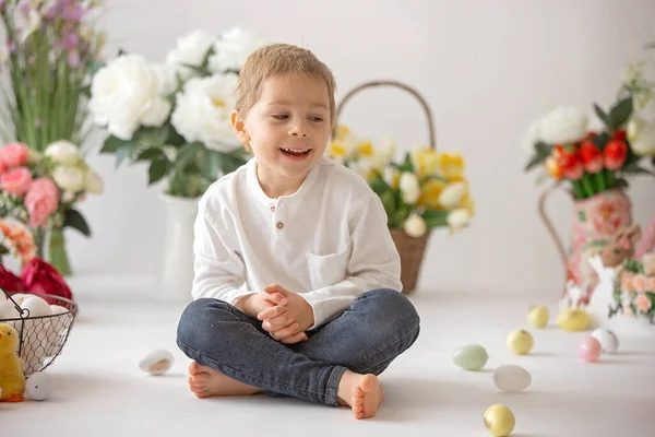 Симпатичный Стильный Малыш Мальчик Белой Рубашке Играющий Яйцами Шоколадным Зайчиком — стоковое фото