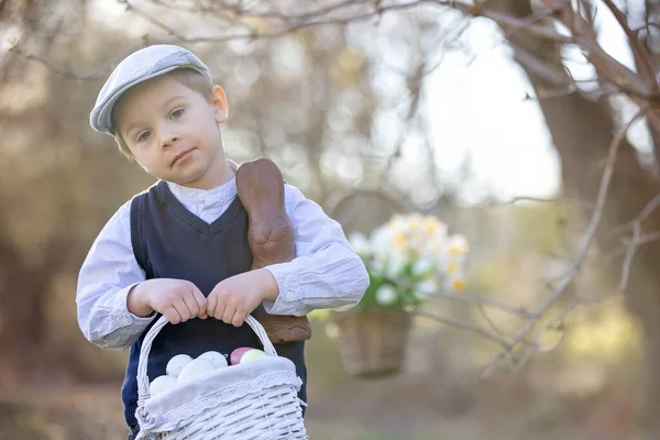 Gyönyörű Stílusos Kisgyermek Fiú Játszik Húsvéti Dekoráció Parkban Tavasszal — Stock Fotó