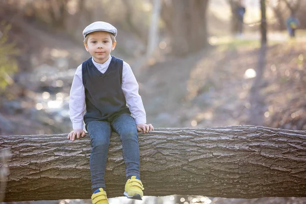 美しいスタイリッシュな幼児の子供 男の子 公園でイースターの装飾で遊ぶ — ストック写真