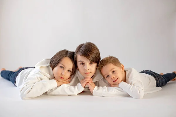 Bonito Criança Elegante Irmãos Mais Velhos Meninos Com Camisas Brancas — Fotografia de Stock