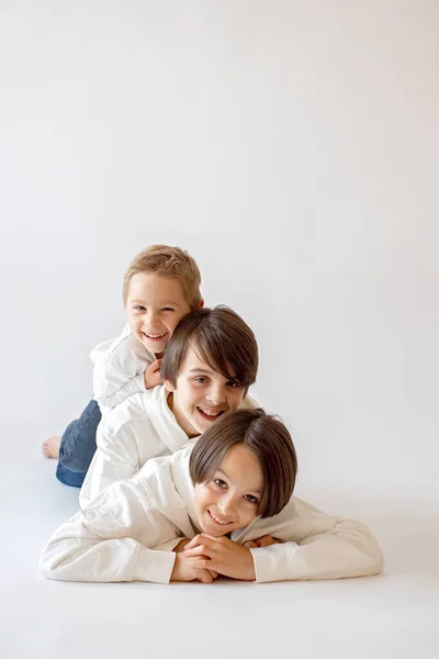 Cute Stylowe Dziecko Starsi Bracia Chłopcy Białymi Koszule Białym Tle — Zdjęcie stockowe