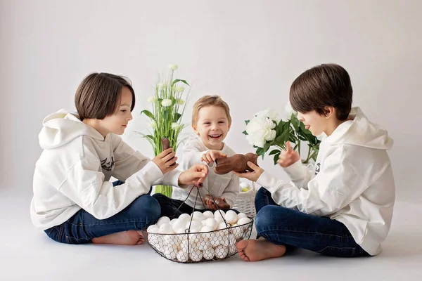 Niedliches Stylisches Kleinkind Und Älterer Bruder Jungs Mit Weißem Hemd — Stockfoto