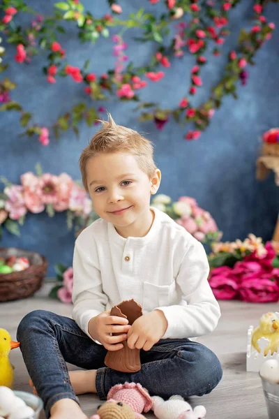 Niedliches Stylisches Kleinkind Junge Mit Weißem Hemd Spielt Mit Eiern — Stockfoto