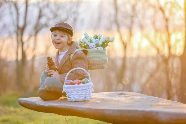 Piękne Stylowe Dziecko Chłopiec Bawiący Się Dekoracją Wielkanocną Parku Wiosna — Zdjęcie stockowe