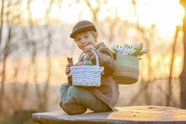 Schöne Stylische Kleinkind Junge Spielen Mit Osterdekoration Park Frühling Bei — Stockfoto