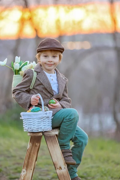 Krásné Stylové Batole Dítě Chlapec Hraní Velikonoční Výzdobou Parku Jaro — Stock fotografie