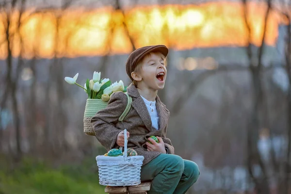 Gyönyörű Elegáns Kisgyermek Fiú Játszik Húsvéti Dekoráció Parkban Tavasszal Naplementekor — Stock Fotó