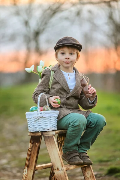 Güzel Şık Bir Çocuk Evlat Parkta Paskalya Süslemeleriyle Oynuyor Gün — Stok fotoğraf