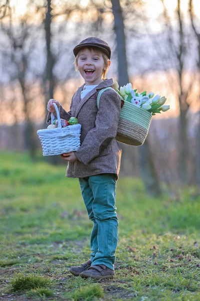 Gyönyörű Elegáns Kisgyermek Fiú Játszik Húsvéti Dekoráció Parkban Tavasszal Naplementekor — Stock Fotó