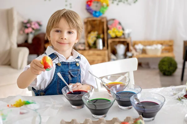Glad Barndom Syskon Färg Ägg Med Färgglada Vatten För Påsk — Stockfoto