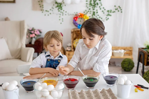 Feliz Niñera Hermanos Huevos Para Colorear Con Aguas Coloridas Para — Foto de Stock