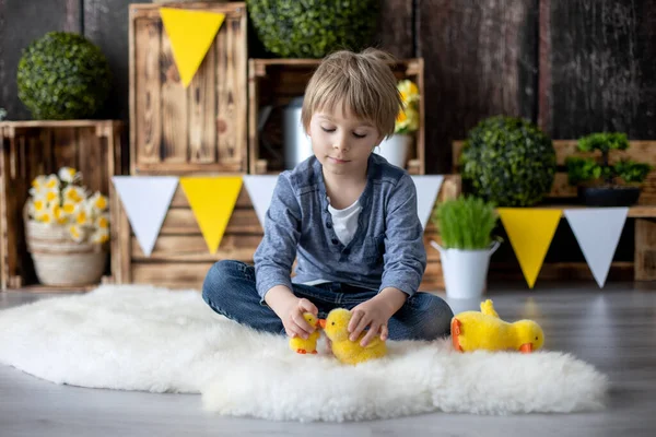 かわいい幼児 男の子 自宅でアヒルと遊ぶ 彼の後ろの誕生日のための美しい春の装飾 — ストック写真