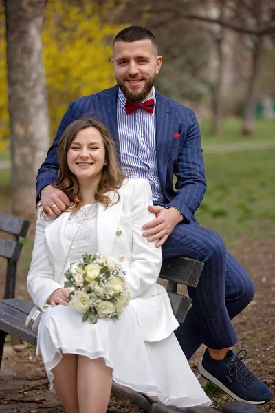 Junges Brautpaar Lässt Sich Auf Seiner Hochzeit Freien Fotografieren Frühling — Stockfoto