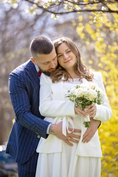 Joven Pareja Recién Casada Teniendo Fotos Tomadas Boda Aire Libre — Foto de Stock