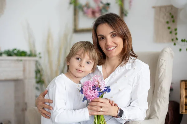 Menino Bonito Dando Flores Para Sua Mãe Para Dia Das — Fotografia de Stock