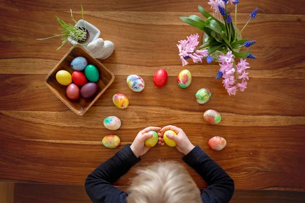 Küçük Sarışın Çocuk Evde Paskalya Yumurtalarını Boyuyor Çek Cumhuriyeti Geleneği — Stok fotoğraf