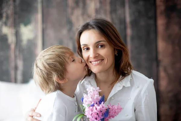 Aranyos Kisfiú Virágot Anyjának Otthon Töltött Anyák Napjára Kényelmes Hely — Stock Fotó