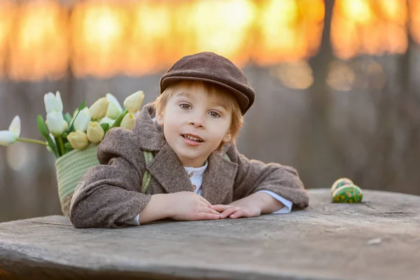 Schöne Stylische Kleinkind Junge Spielen Mit Osterdekoration Park Frühling Bei — Stockfoto