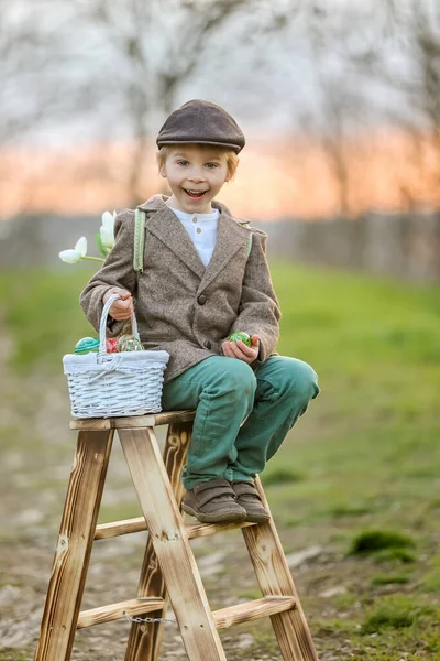 Krásné Stylové Batole Dítě Chlapec Hraní Velikonoční Výzdobou Parku Jaro — Stock fotografie