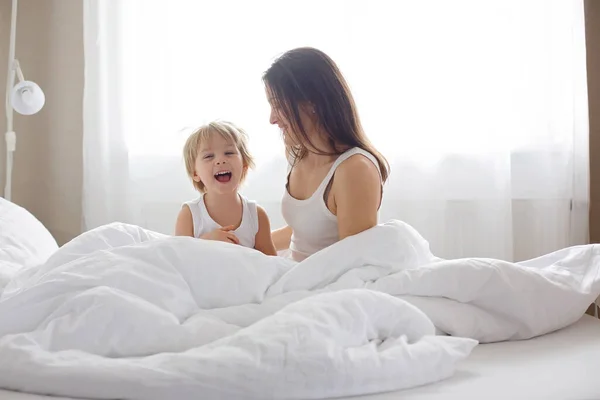 Güzel Sarışın Çocuk Annesi Sabahları Evde Oynuyorlar Gülüyorlar Gülüyorlar Birlikte — Stok fotoğraf