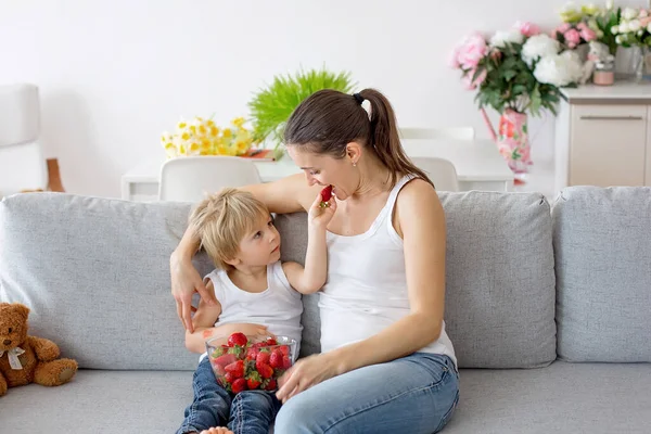 Matka Dziecko Jedząc Truskawki Bawiąc Się Domu Siedząc Kanapie — Zdjęcie stockowe