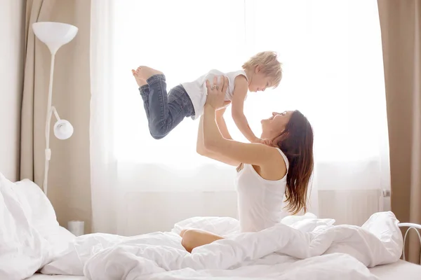 Hermoso Niño Rubio Madre Jugando Casa Por Mañana Cama Sonriendo — Foto de Stock