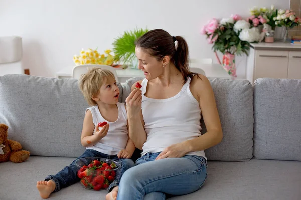 Matka Dziecko Jedząc Truskawki Bawiąc Się Domu Siedząc Kanapie — Zdjęcie stockowe