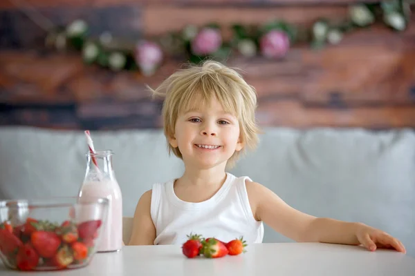 Cute Toddler Child Blond Boy Drinking Smoothie Easting Strawberries Home — Stock Photo, Image