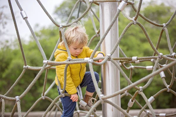 Menino Bonito Criança Jogando Playground Primavera — Fotografia de Stock
