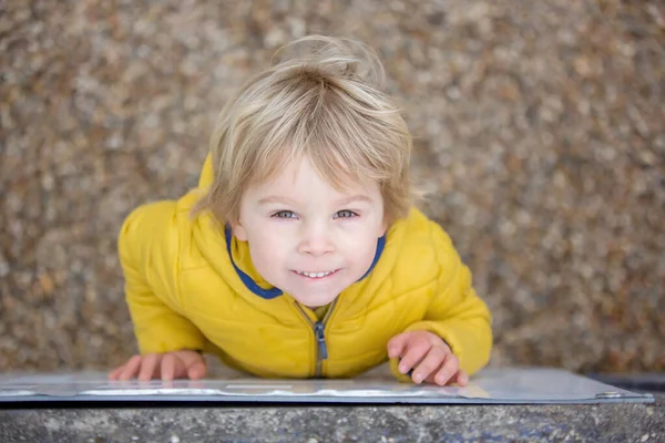 Carino Bambino Ragazzo Giocando Sul Parco Giochi Primavera — Foto Stock