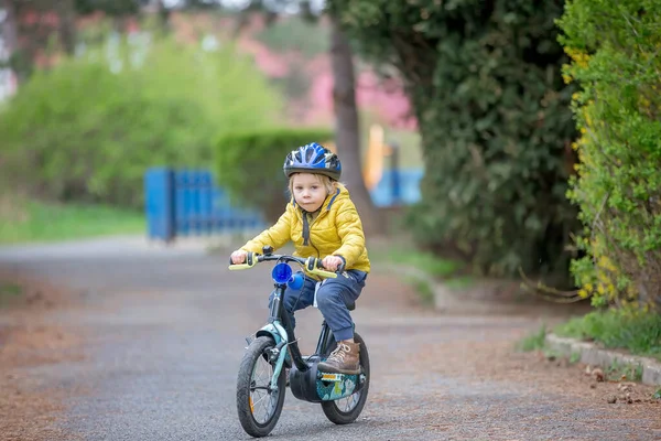 Niño Aprendiendo Andar Bicicleta Parque Primavera — Foto de Stock