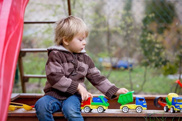 Kleinkind Junge Spielt Sandkasten Hinterhof Garten — Stockfoto