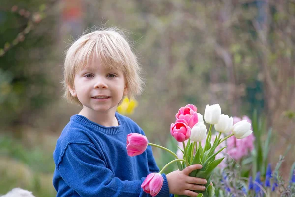 Kleine Peuter Blond Jongen Kind Vasthouden Vaas Met Tulpen Voor — Stockfoto
