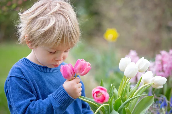 小男孩 金发碧眼的小男孩 抱着装有郁金香的花瓶给妈妈 男孩送给妈妈的礼物 — 图库照片