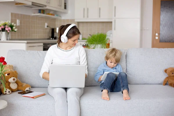 Mãe Trabalhando Seu Laptop Atender Chamadas Telefônicas Criança Brincando Lado — Fotografia de Stock