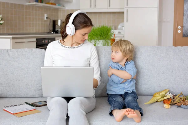Mãe Trabalhando Seu Laptop Atender Chamadas Telefônicas Criança Brincando Lado — Fotografia de Stock